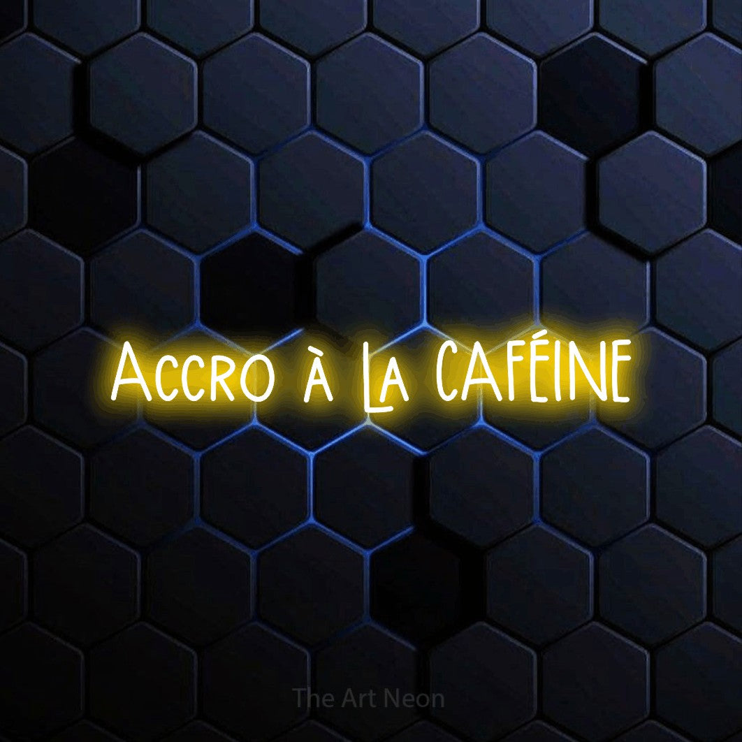 Aperçu d’une enseigne néon LED « Accro à la caféine » en jaune, en lettres étroites dessinées à la main, photographiée sur un motif alvéolé bleu foncé, pour un café.