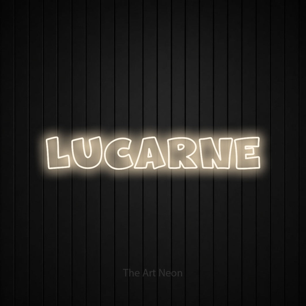 Aperçu d’une enseigne néon LED « Lucarne » en blanc chaud, en lettres larges aux contours irréguliers, photographiée sur un mur de lattes verticales noires, pour un décor de hockey.