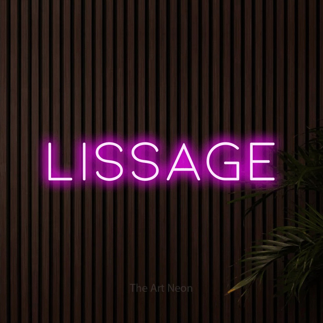 Composition en néon LED « Lissage » en rose, en lettres fines et espacées, mise en valeur sur un mur de lattes en bois foncé, pour un salon de beauté.