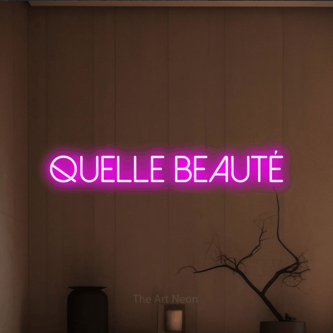 Décoration murale en néon LED « Quelle beauté » en rose, en lettres fines sans empattement, installée dans un intérieur épuré aux tons terre, pour un décor de hockey.