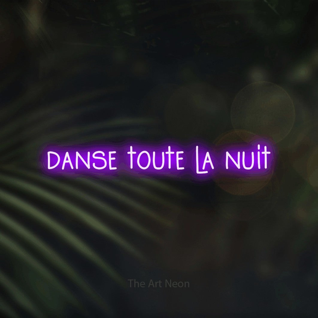 Néon LED « Danse toute la nuit » en violet, en lettres étroites dessinées à la main, mis en scène sur un fond flou de palmiers et de lumières bokeh, pour une fête.