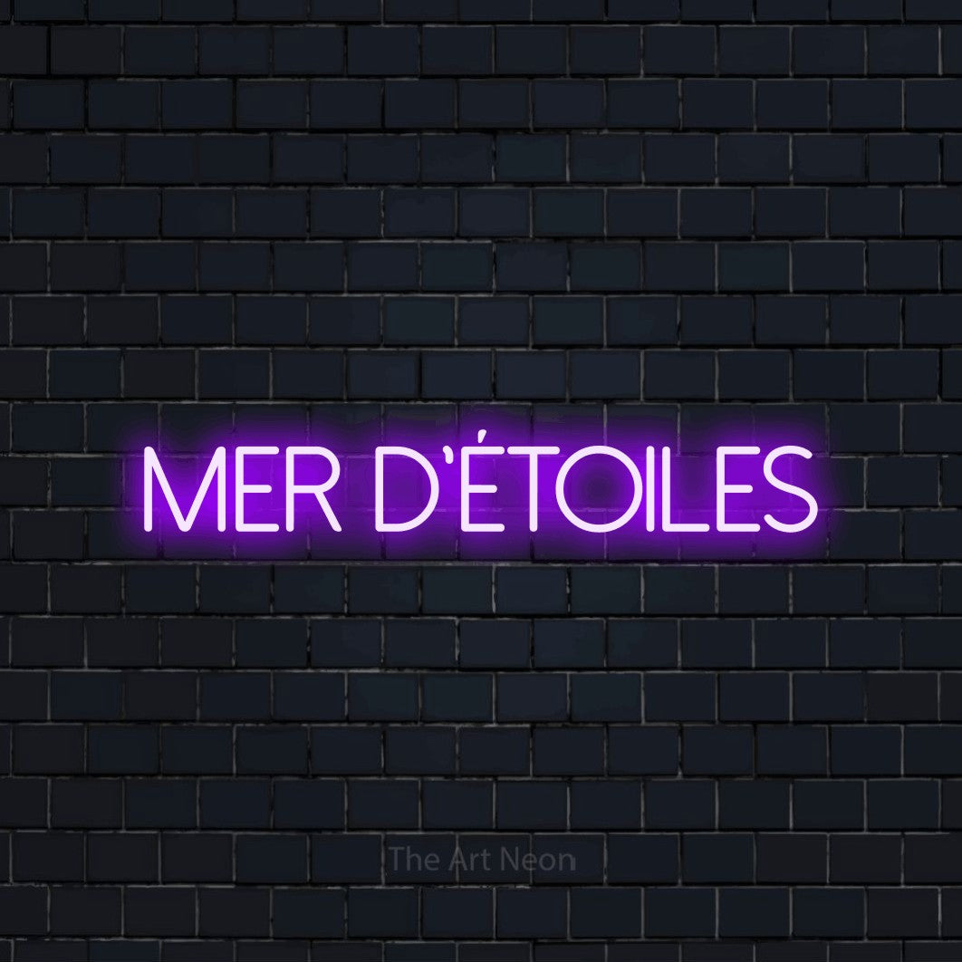Lettrage en néon LED « Mer d'étoiles » en violet, en lettres fines sans empattement, présenté sur un mur de briques bleu marine foncé, pour un décor de plein air canadien.