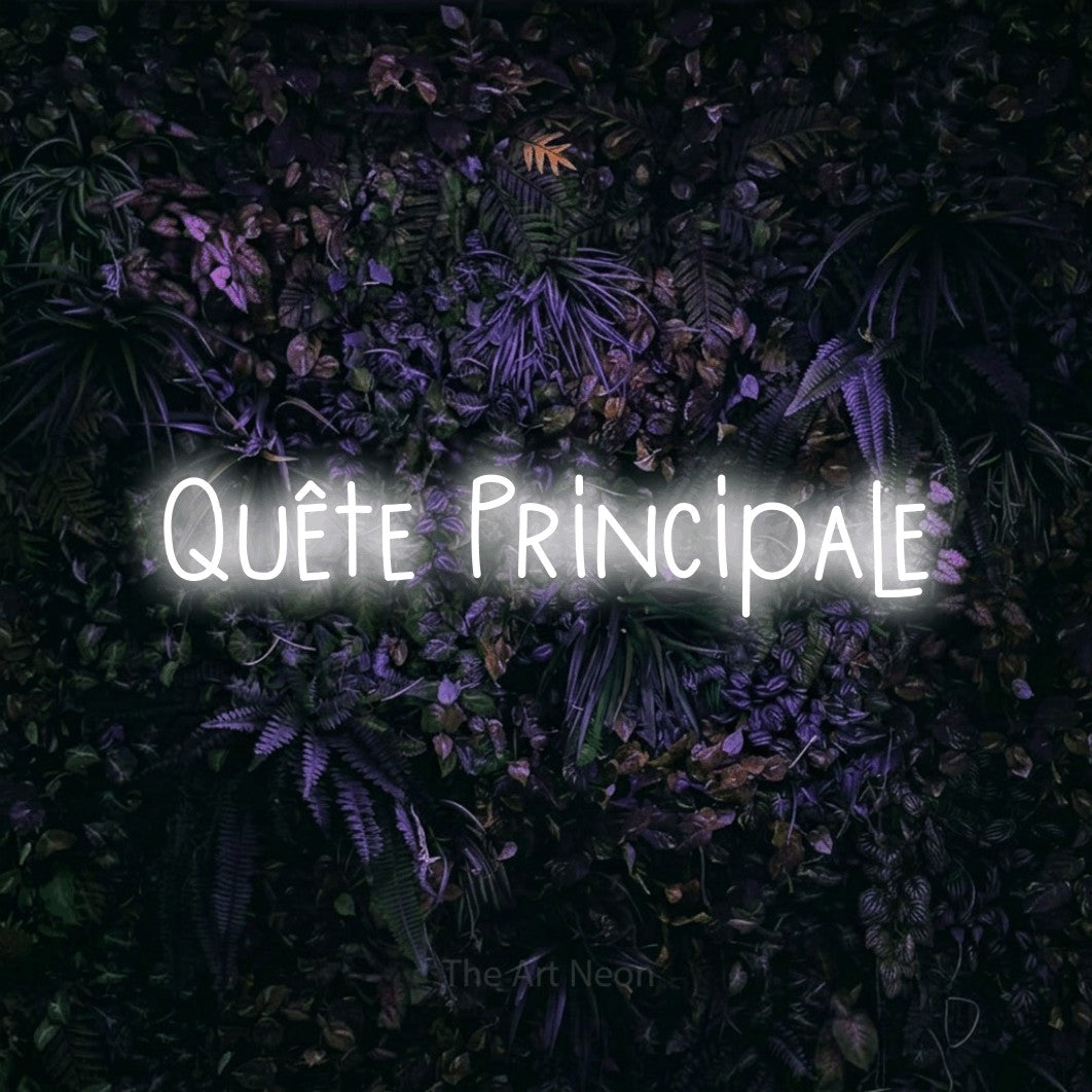 “Quête principale” LED neon sign in cool white, with narrow hand-drawn lettering, shown against a dark wall with purple flowers.