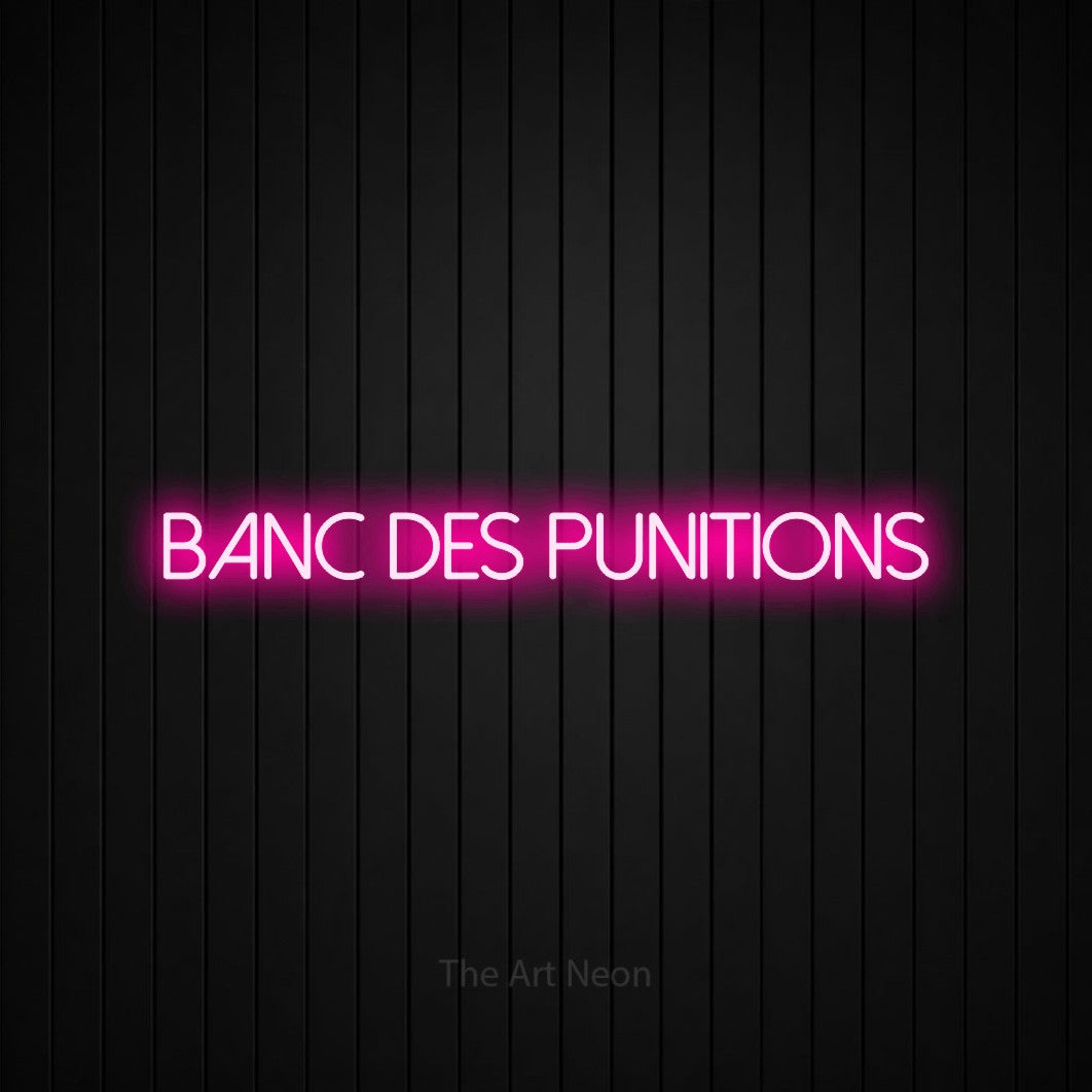 Décoration murale en néon LED « Banc des punitions » en rose vif, en lettres fines sans empattement, installée sur un mur de lattes verticales noires, pour un décor de hockey.