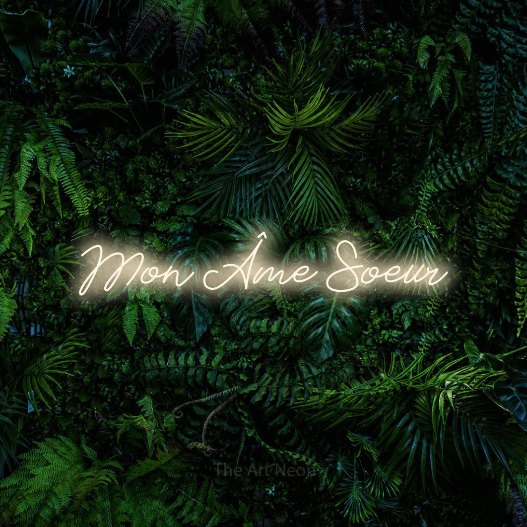 Enseigne néon LED « Mon âme sœur » en blanc chaud, en lettrage cursif, présentée devant un feuillage tropical dense, pour un décor romantique.