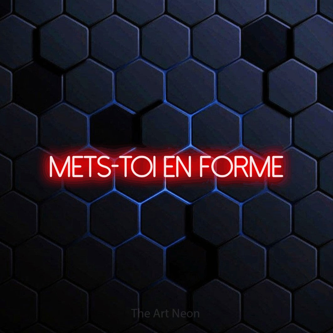 Composition en néon LED « Mets-toi en forme » en rouge, en lettres fines sans empattement, mise en valeur sur un motif alvéolé bleu foncé, pour un espace d’entraînement.