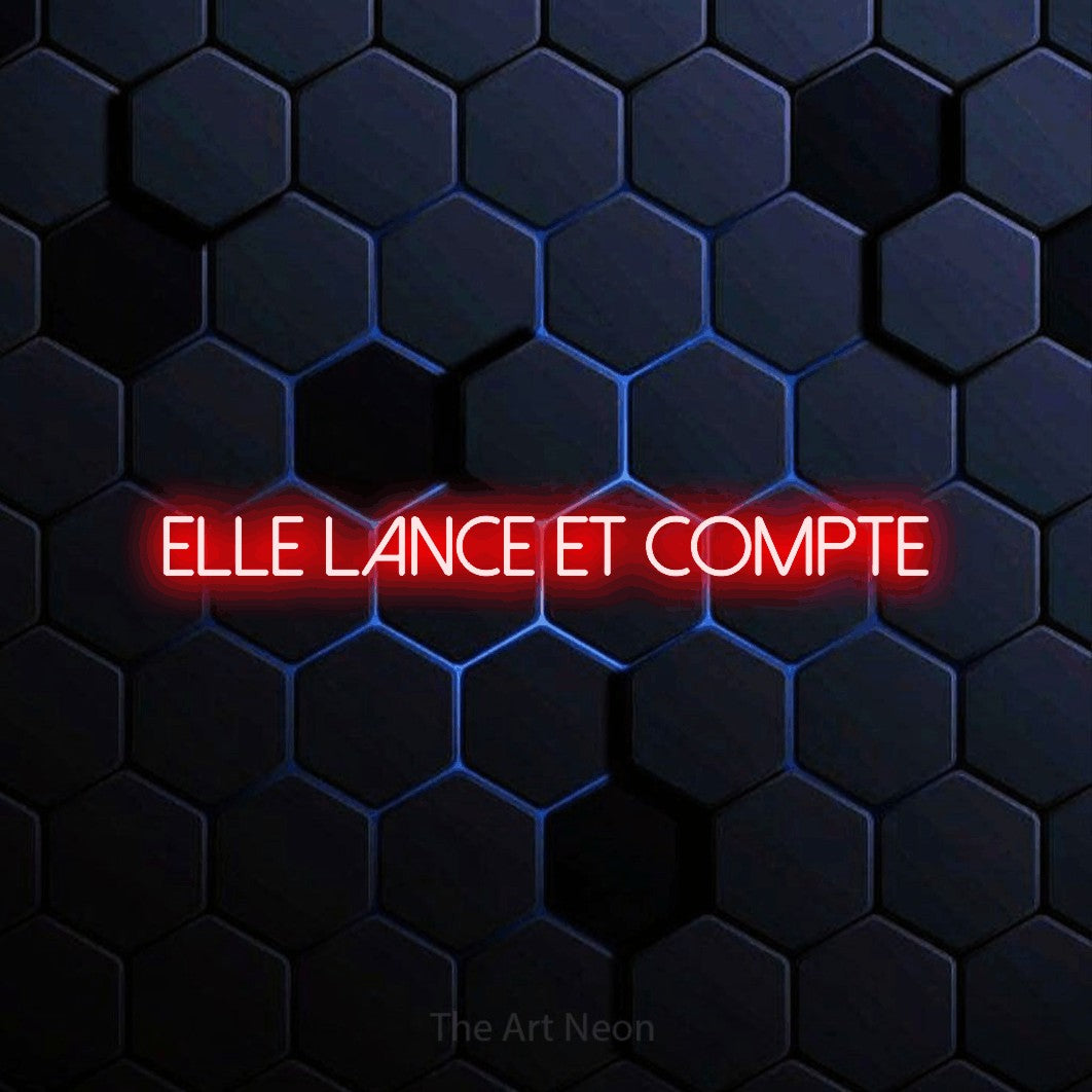 Lettrage en néon LED « Elle lance et compte » en rouge, en lettres fines sans empattement, présenté sur un motif alvéolé bleu foncé, pour un décor de hockey.
