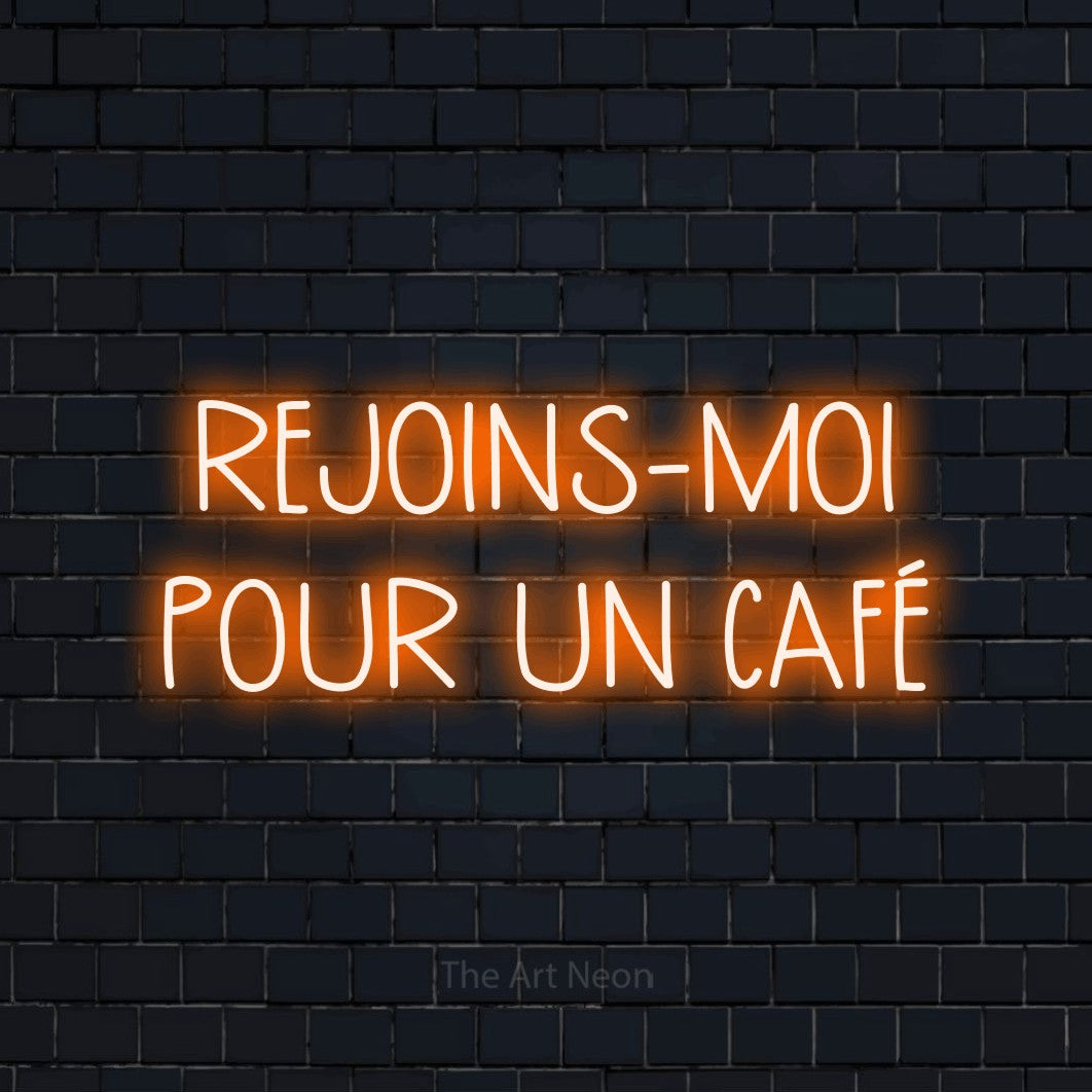 “Rejoins-moi pour un café” LED neon sign in orange, with narrow hand-drawn lettering across 2 lines, shown against a dark navy brick wall.