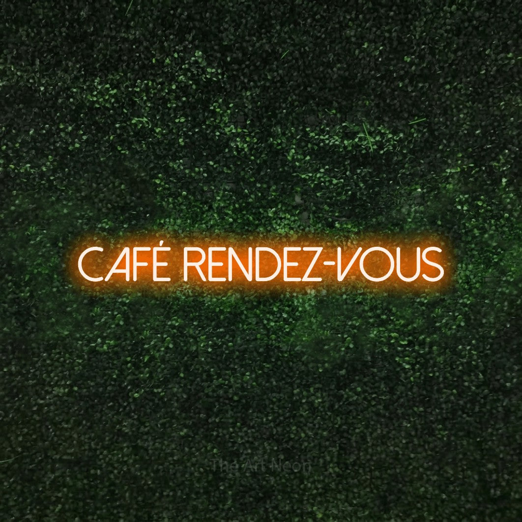 Néon LED « Café rendez-vous » en orange, en lettres fines sans empattement, mis en scène sur une haie verte texturée, pour un café.