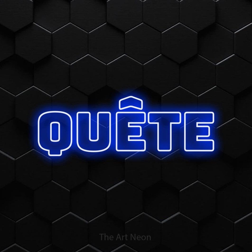 Néon LED « Quête » en bleu, en typographie contour épaisse, mis en scène sur un mur de carreaux hexagonaux noirs, pour un espace de jeux vidéo.