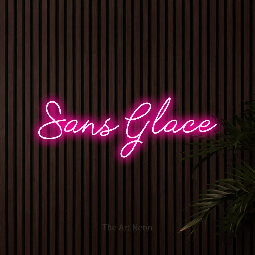 “Sans glace” LED neon sign in hot pink, with cursive lettering, shown against dark wooden wall slats.