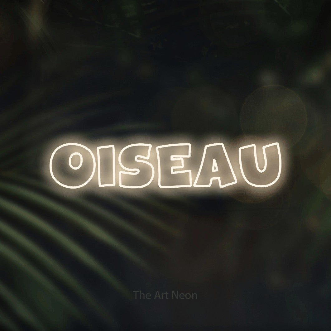 Composition en néon LED « Oiseau » en blanc chaud, en lettres larges aux contours irréguliers, mise en valeur sur un fond flou de palmiers et de lumières bokeh, pour un décor inspiré de la nature.