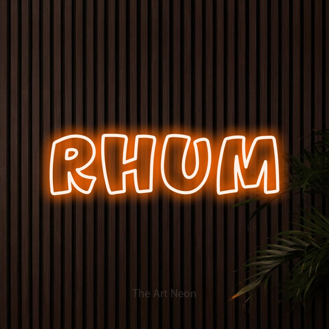 Composition en néon LED « Rhum » en orange, en lettres arrondies dessinées en contour, mise en valeur sur un mur de lattes en bois foncé, pour un bar à la maison.