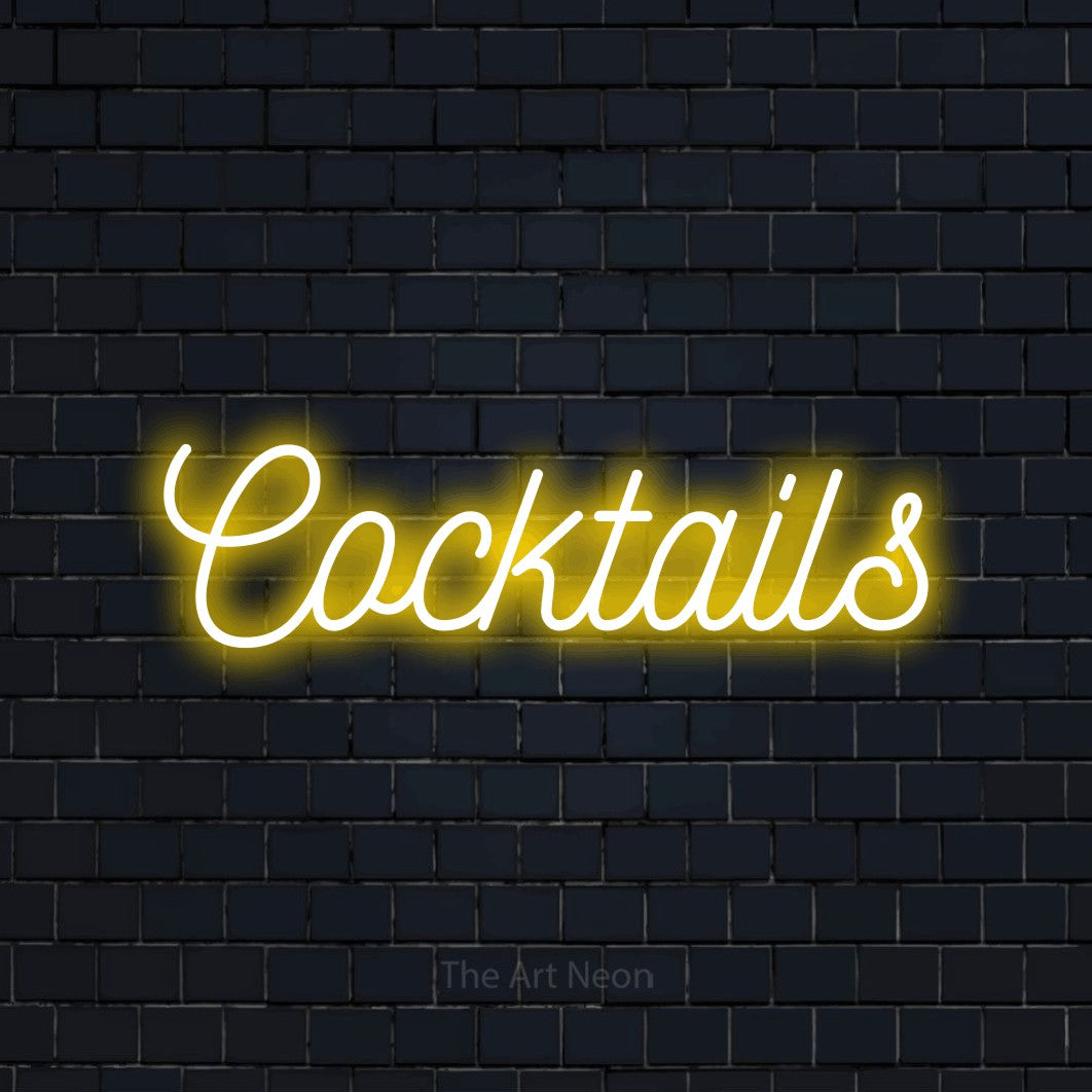Enseigne néon LED « Cocktails » en jaune, en écriture cursive ornée, présentée sur un mur de briques bleu marine foncé, pour un bar à la maison.
