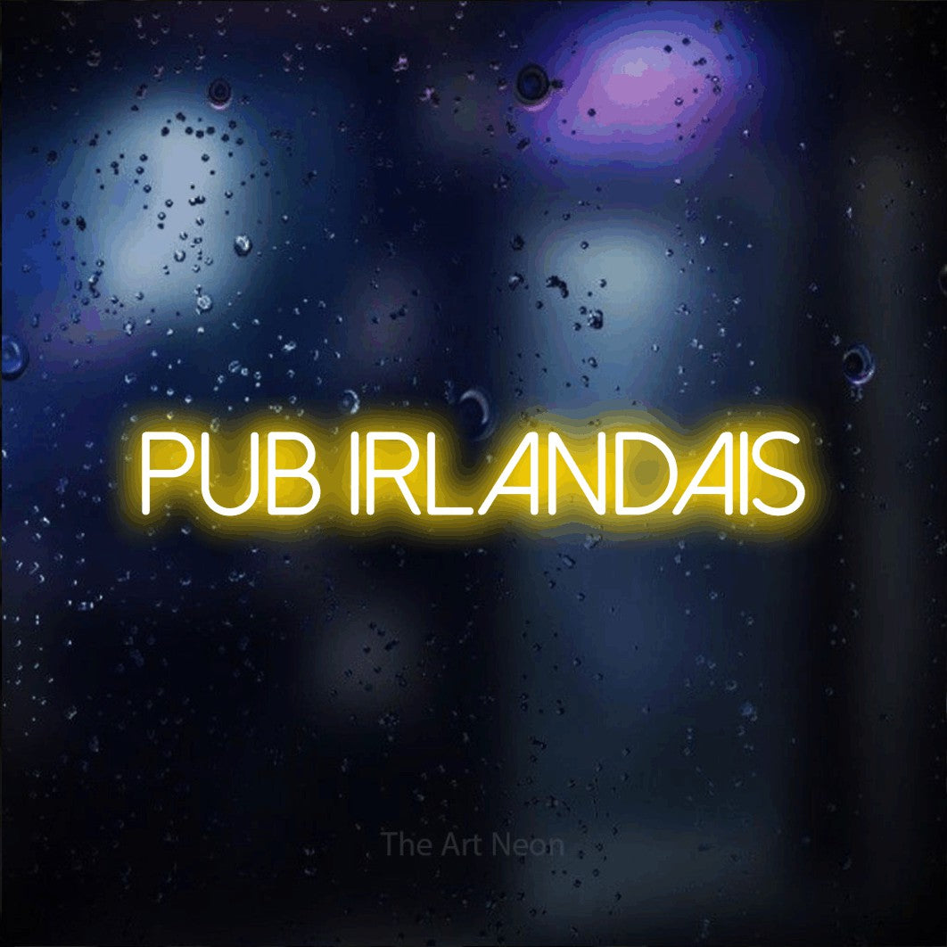 Décoration murale en néon LED « Pub irlandais » en jaune, en lettres fines sans empattement, installée sur une vitre aux reflets bleus et violets, pour un bar ou un pub.