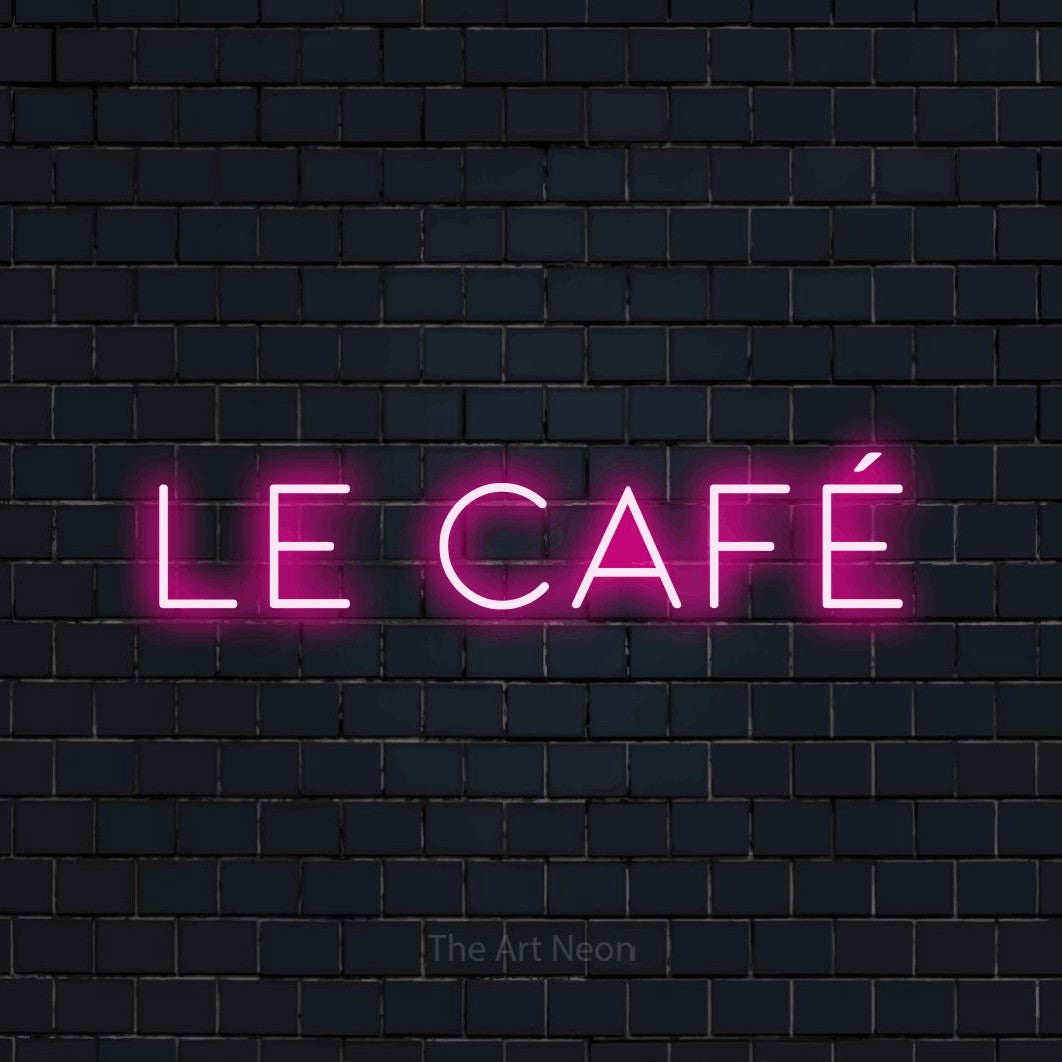 Lettrage en néon LED « Le café » en rose vif, en lettres fines et espacées, présenté sur un mur de briques bleu marine foncé, pour un café.
