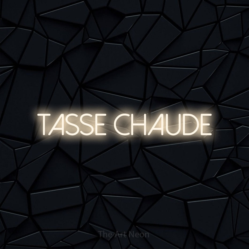 Lettrage en néon LED « Tasse chaude » en blanc chaud, en lettres fines sans empattement, présenté sur une surface polygonale noire, pour un café.