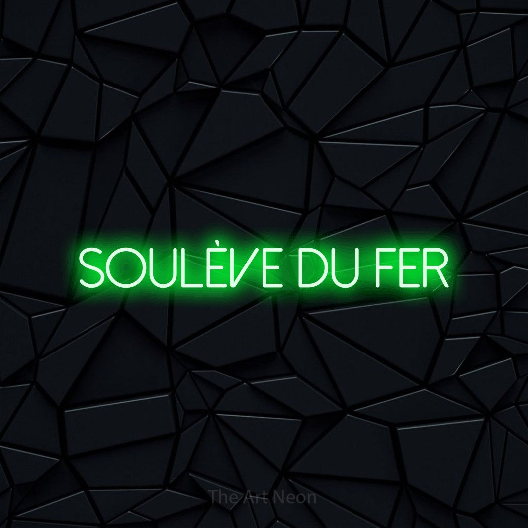 Décoration murale en néon LED « Soulève du fer » en vert, en lettres fines sans empattement, installée sur une surface polygonale noire, pour un espace d’entraînement.