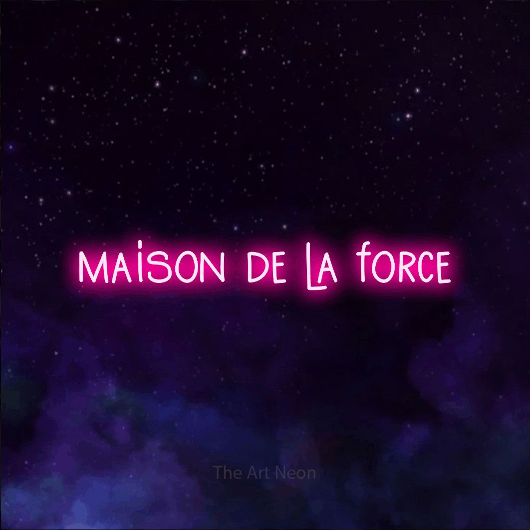 Enseigne néon LED « Maison de la force » en rose vif, en lettres étroites dessinées à la main, présentée sur une texture de galaxie violette, pour un espace d’entraînement.