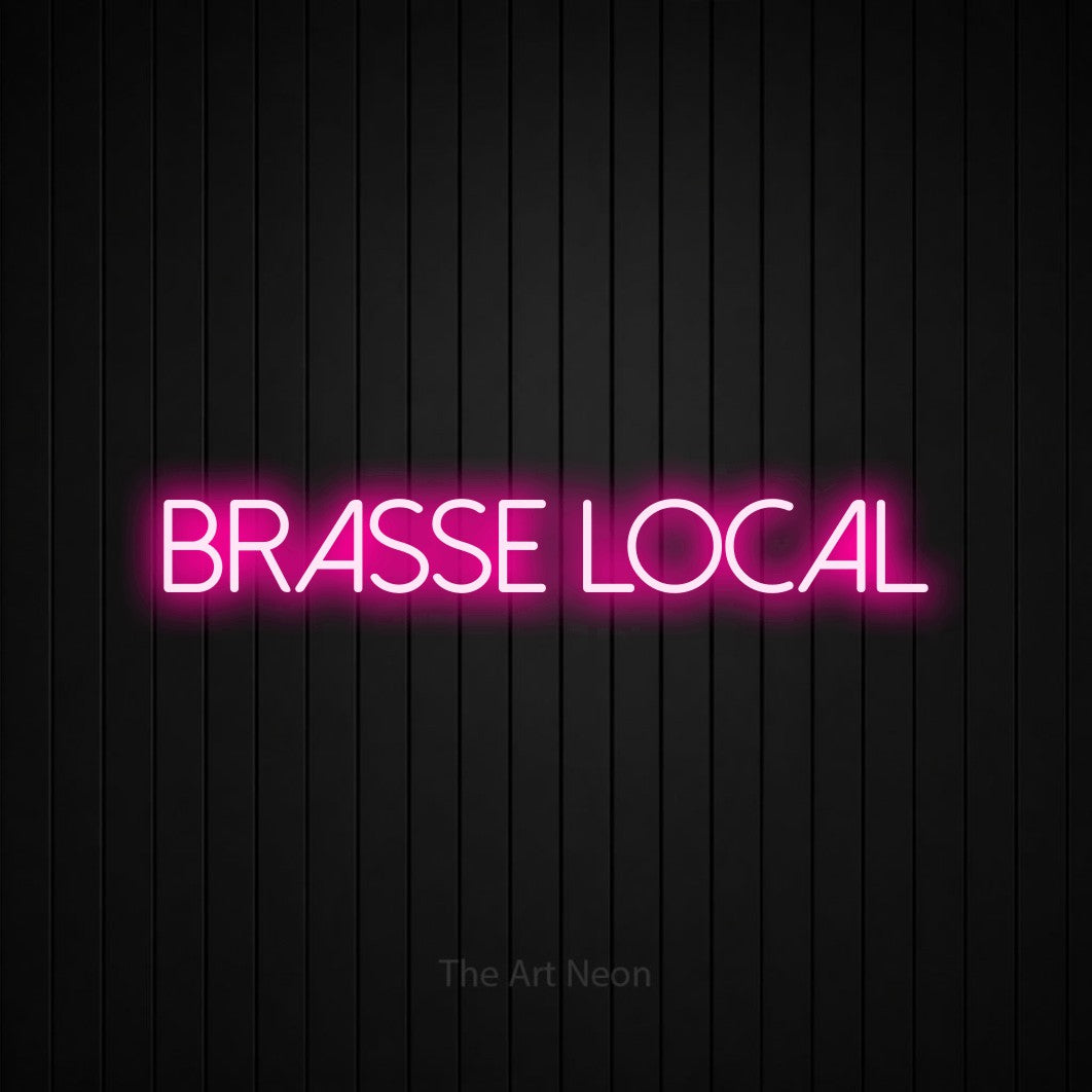Aperçu d’une enseigne néon LED « Brasse local » en rose vif, en lettres fines sans empattement, photographiée sur un mur de lattes verticales noires, pour une microbrasserie.