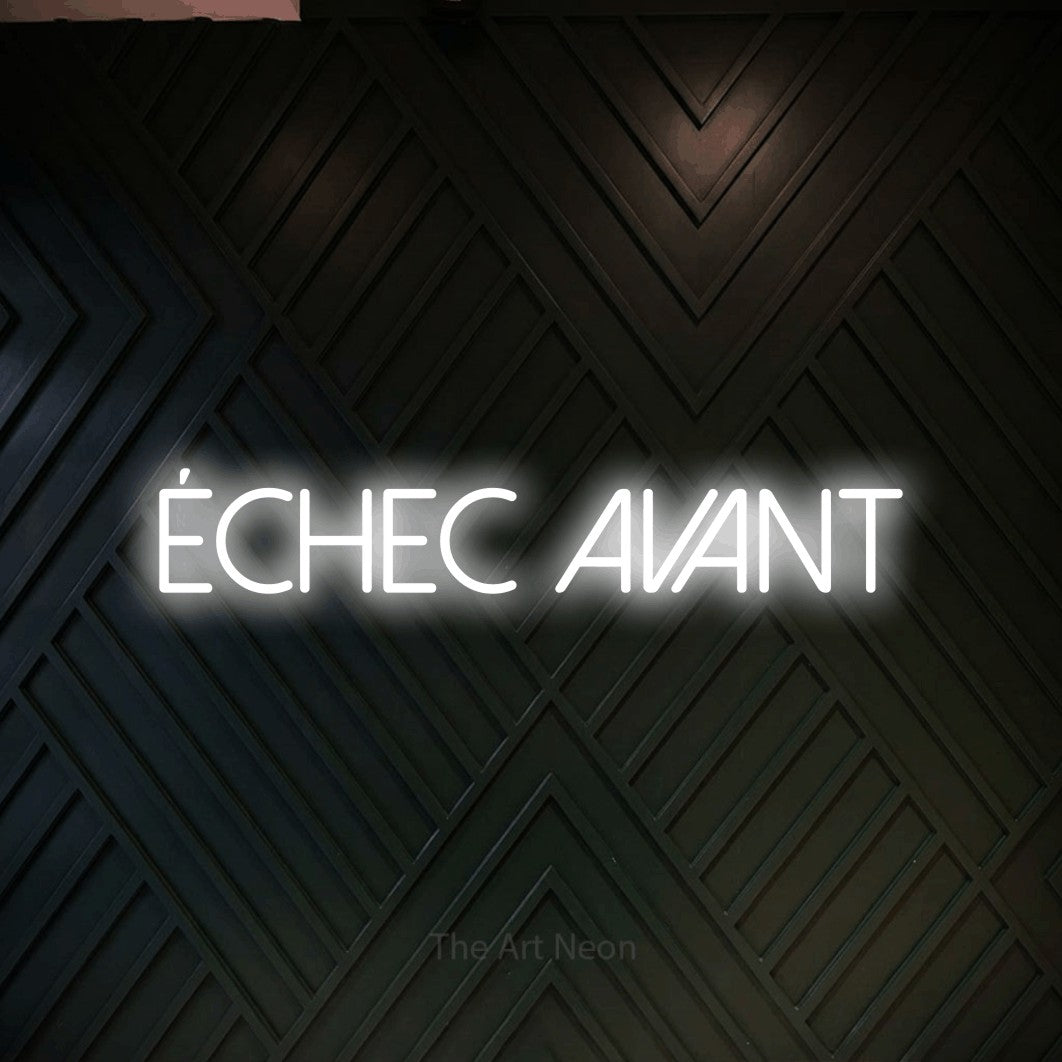 Enseigne néon LED « Échec avant » en blanc froid, en lettres fines sans empattement, présentée sur un mur en bois noir à motif chevron, pour un décor de hockey.
