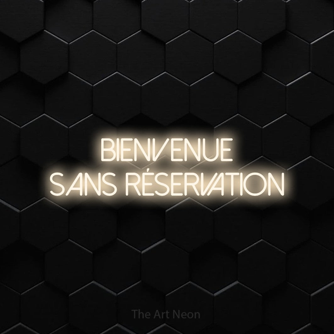 “Bienvenue sans réservation” LED neon sign in warm white, with thin sans-serif lettering across 2 lines, shown against black hexagonal wall tiles.
