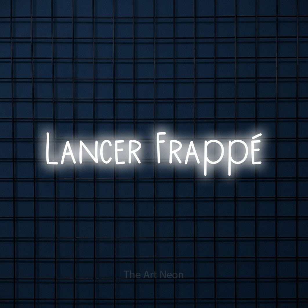 Aperçu d’une enseigne néon LED « Lancer frappé » en blanc froid, en lettres étroites dessinées à la main, photographiée sur une grille bleu foncé, pour un décor de hockey.
