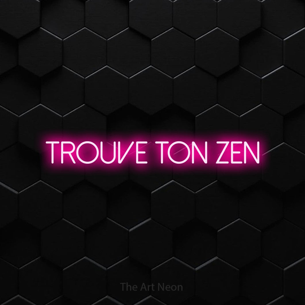 Enseigne néon LED « Trouve ton zen » en rose vif, en lettres fines sans empattement, présentée sur un mur de carreaux hexagonaux noirs, pour un espace d’entraînement.