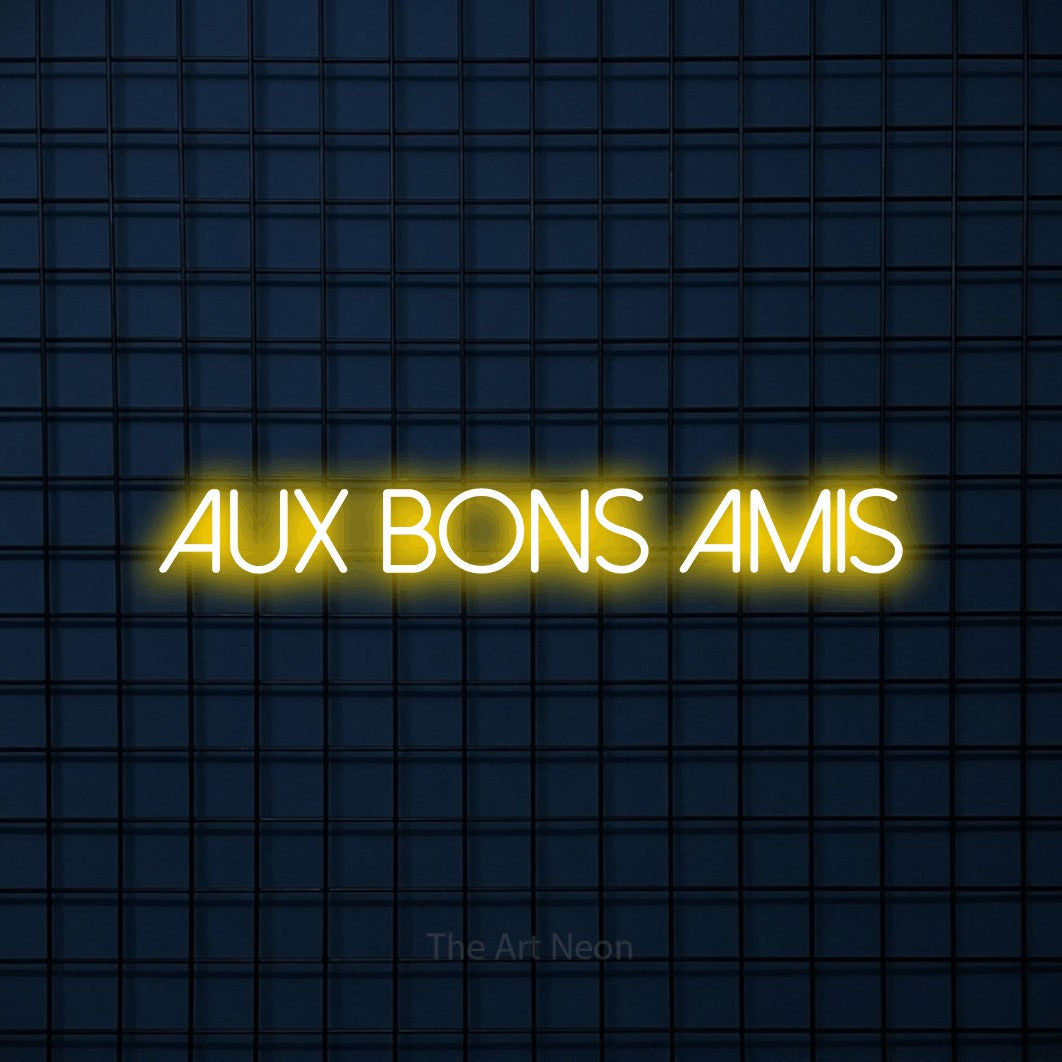 Aperçu d’une enseigne néon LED « Aux bons amis » en jaune, en lettres fines sans empattement, photographiée sur une grille bleu foncé, pour un bar ou un pub.