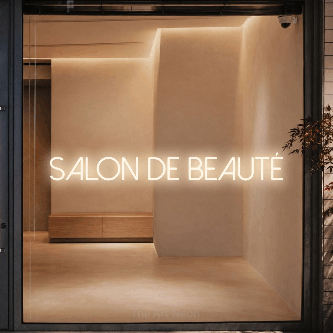 Néon LED « Salon de beauté » en blanc chaud, en lettres fines sans empattement, mis en scène dans un intérieur clair et épuré, pour un salon de beauté.