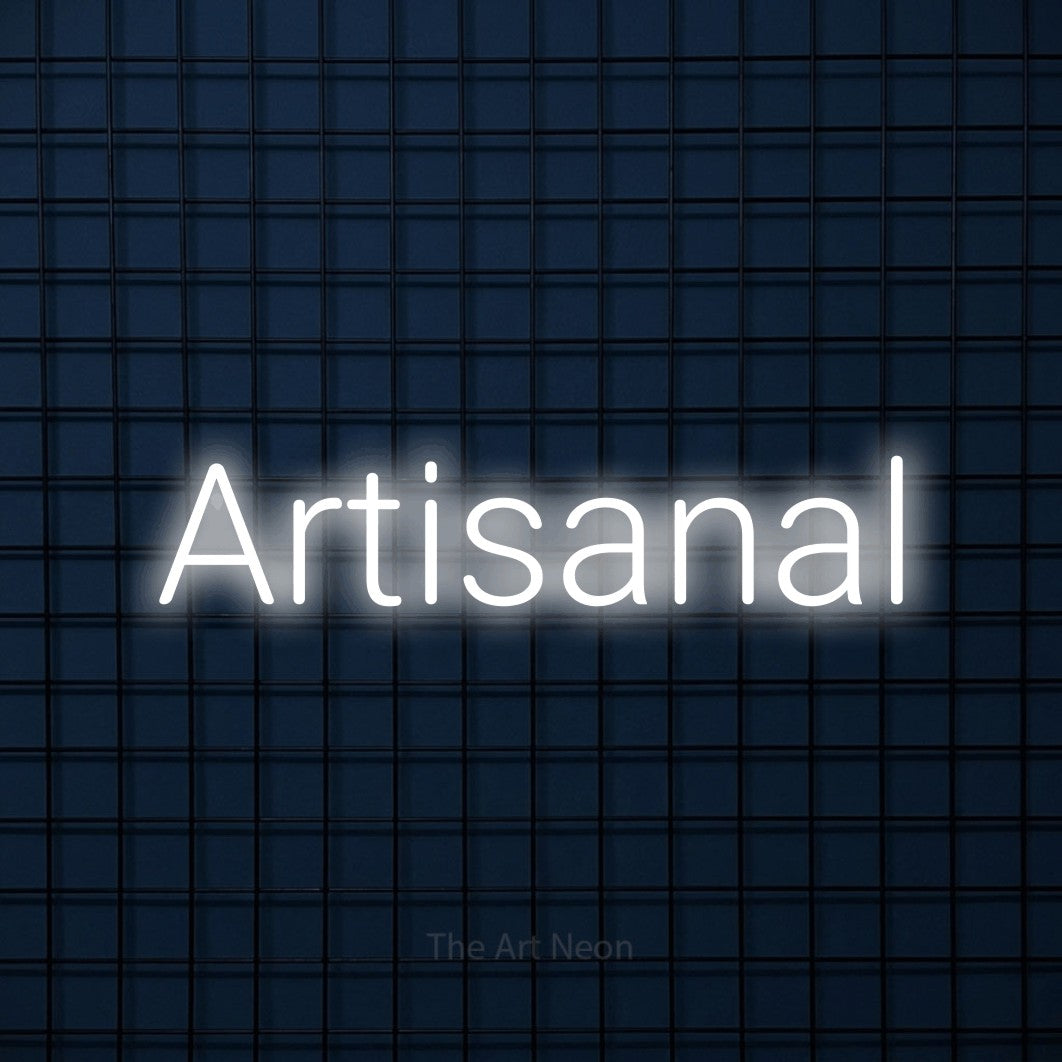 Décoration murale en néon LED « Artisanal » en blanc froid, en lettres sans empattement arrondies, installée sur une grille bleu foncé, pour une boutique ou un commerce.