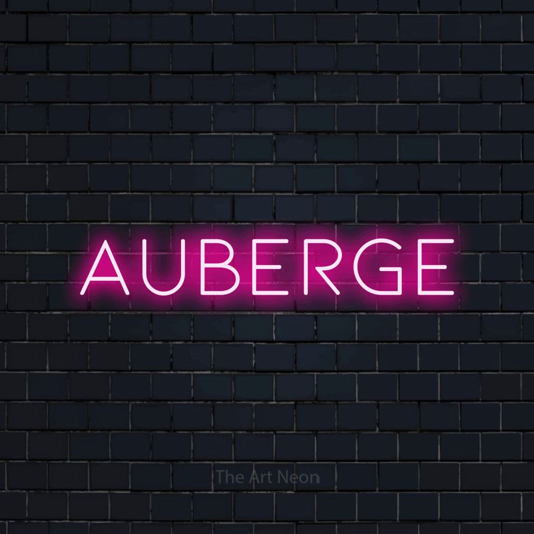 Lettrage en néon LED « Auberge » en rose vif, en lettres fines et espacées, présenté sur un mur de briques bleu marine foncé, pour un hôtel.