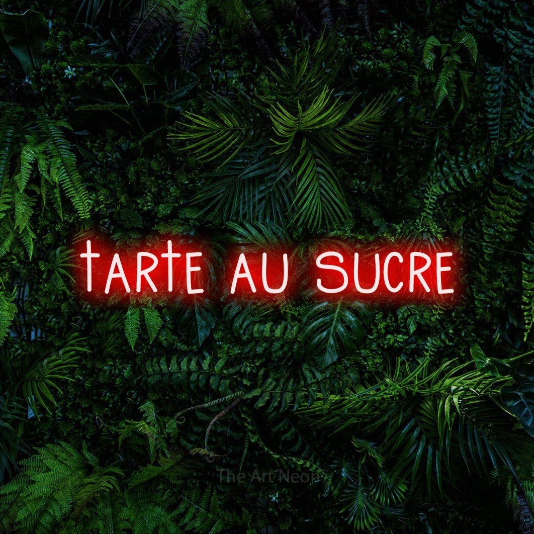 Néon LED « Tarte au sucre » en rouge, en lettres étroites dessinées à la main, mis en scène devant un feuillage tropical dense, pour un décor canadien.