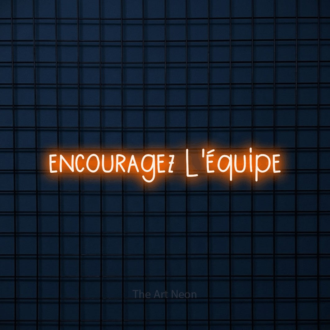 “Encouragez l'équipe” LED neon sign in orange, with narrow hand-drawn lettering, shown against a dark blue grid.