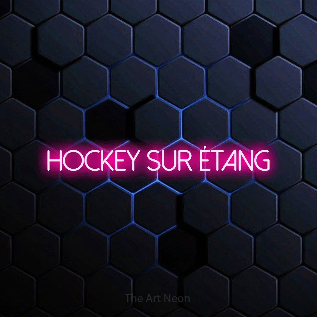 Aperçu d’une enseigne néon LED « Hockey sur étang » en rose vif, en lettres fines sans empattement, photographiée sur un motif alvéolé bleu foncé, pour un décor de hockey.