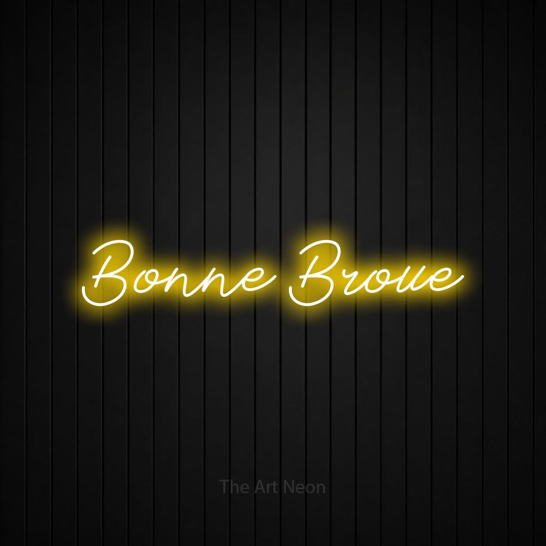 Aperçu d’une enseigne néon LED « Bonne broue » en jaune, en lettrage cursif, photographiée sur un mur de lattes verticales noires, pour une microbrasserie.