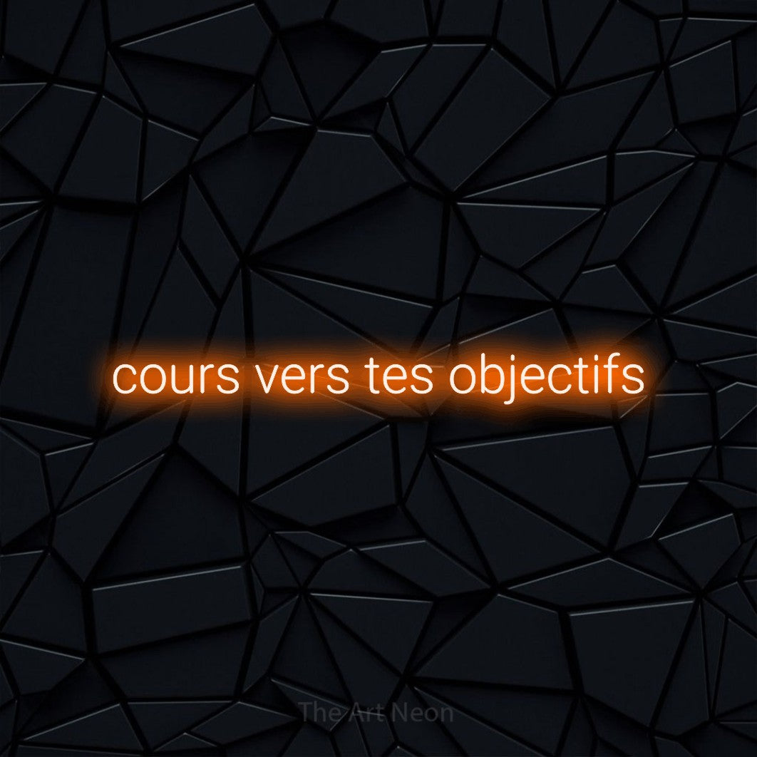Lettrage en néon LED « Cours vers tes objectifs » en orange, en lettres sans empattement arrondies, présenté sur une surface polygonale noire, pour un espace d’entraînement.