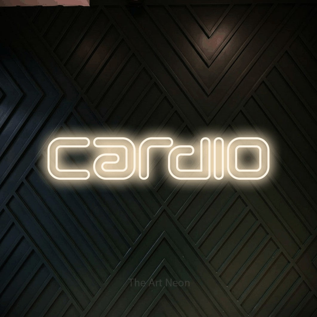 Aperçu d’une enseigne néon LED « Cardio » en blanc chaud, en lettres futuristes à double trait, photographiée sur un mur en bois noir à motif chevron, pour un espace d’entraînement.