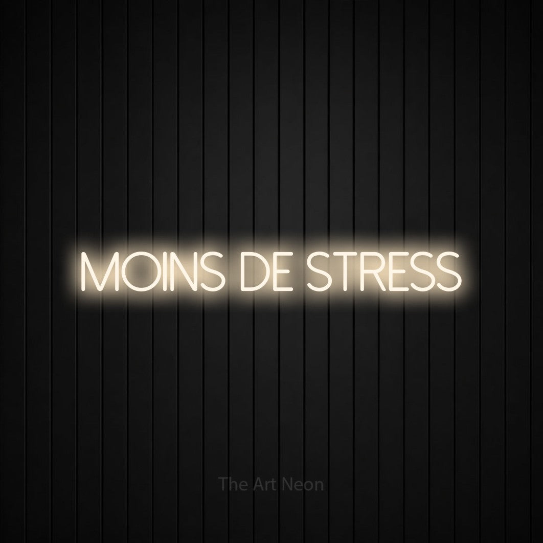Décoration murale en néon LED « Moins de stress » en blanc chaud, en lettres fines sans empattement, installée sur un mur de lattes verticales noires, pour un espace d’entraînement.