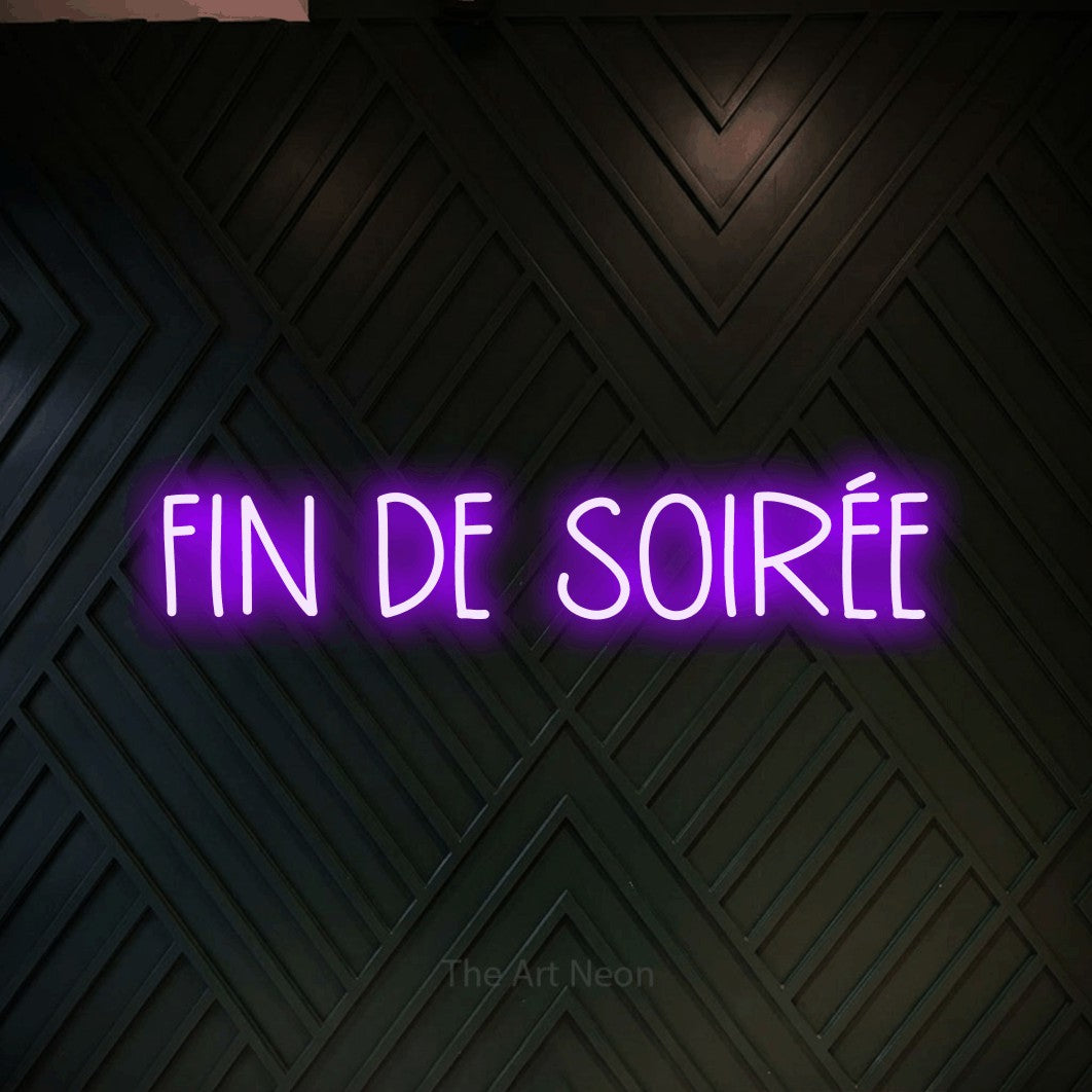 Composition en néon LED « Fin de soirée » en violet, en lettres étroites dessinées à la main, mise en valeur sur un mur en bois noir à motif chevron, pour une fête.