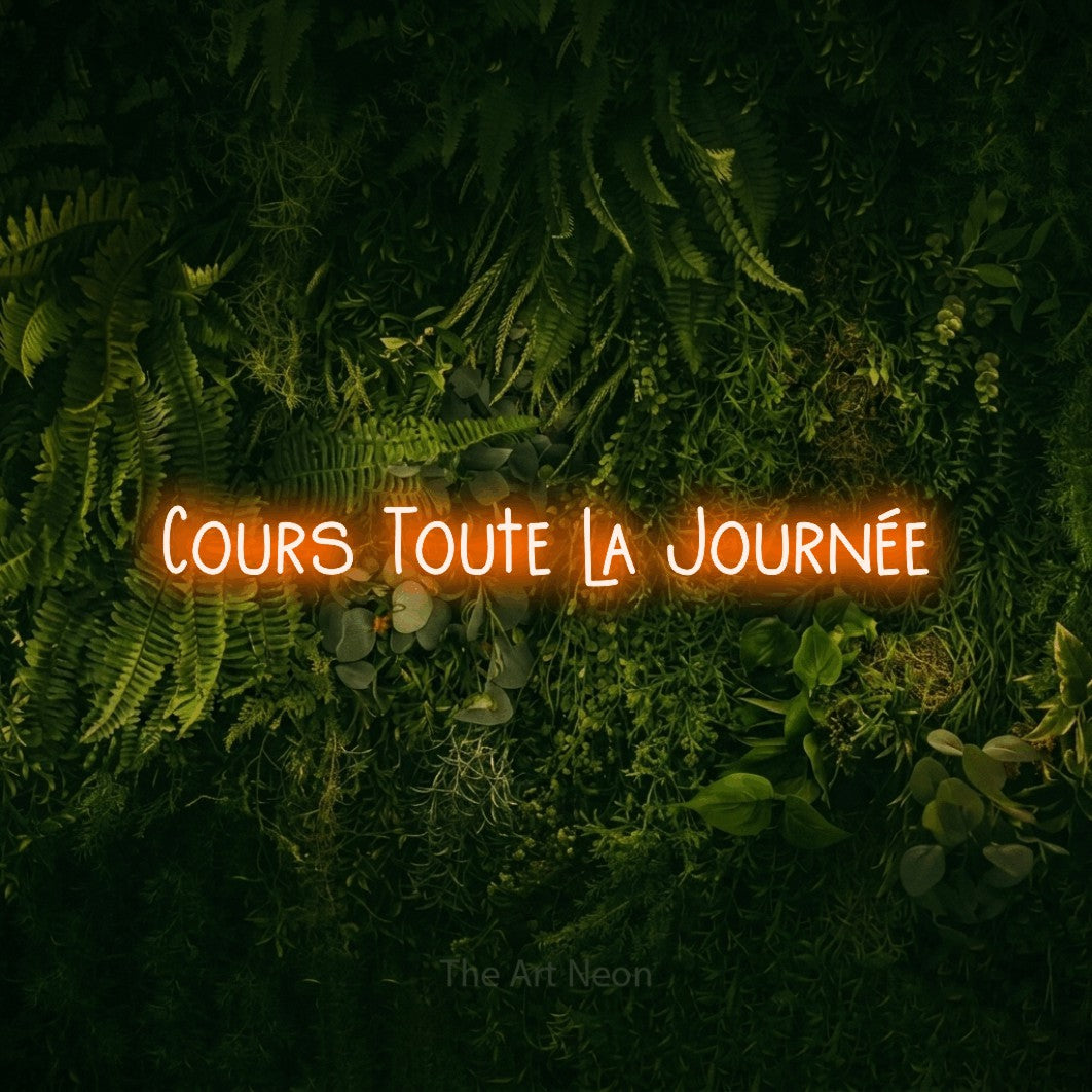 Décoration murale en néon LED « Cours toute la journée » en orange, en lettres étroites dessinées à la main, installée sur un fond sombre de mousse et de forêt, pour un espace d’entraînement.