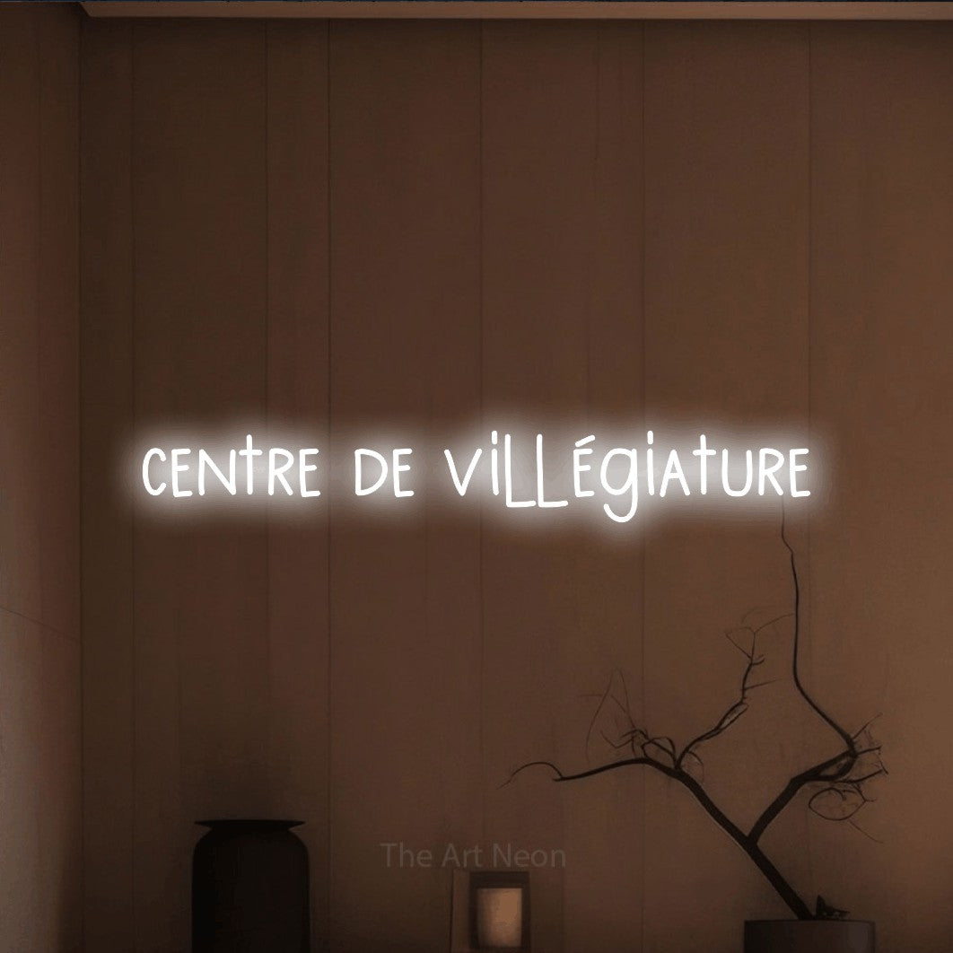 Enseigne néon LED « Centre de villégiature » en blanc froid, en lettres étroites dessinées à la main, présentée dans un intérieur épuré aux tons terre, pour un hôtel.