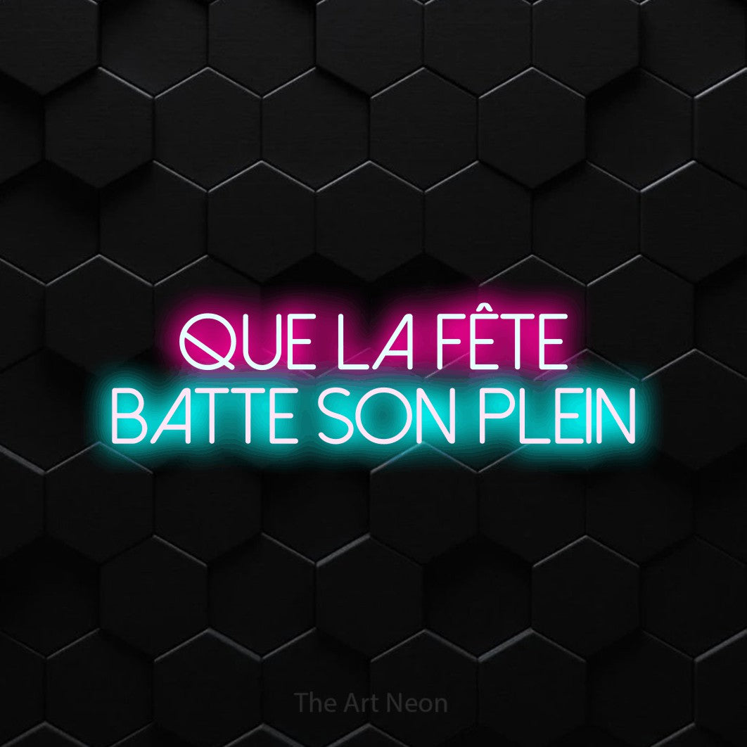 Enseigne néon LED « Que la fête batte son plein » sur deux lignes, rose vif en haut et bleu glacé en bas, en lettres fines sans empattement, présentée sur un mur de carreaux hexagonaux noirs, pour une fête.