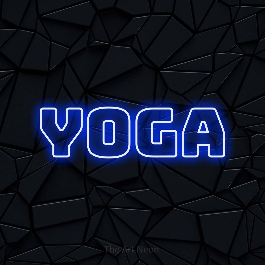 Aperçu d’une enseigne néon LED « Yoga » en bleu, en typographie contour épaisse, photographiée sur une surface polygonale noire, pour un espace d’entraînement.
