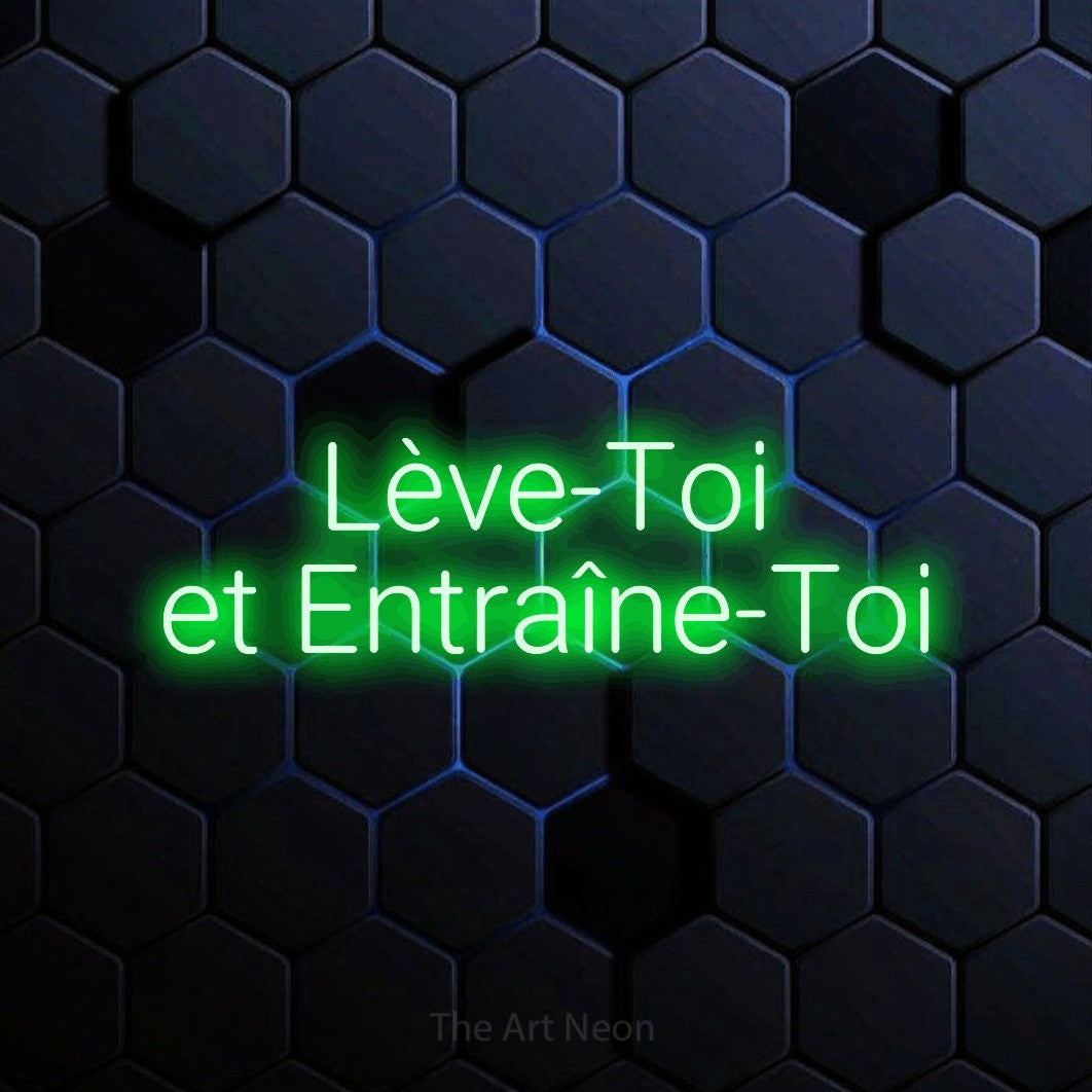 “Lève-toi et entraîne-toi” LED neon sign in green, with rounded sans-serif lettering across 2 lines, shown against a dark blue honeycomb pattern.