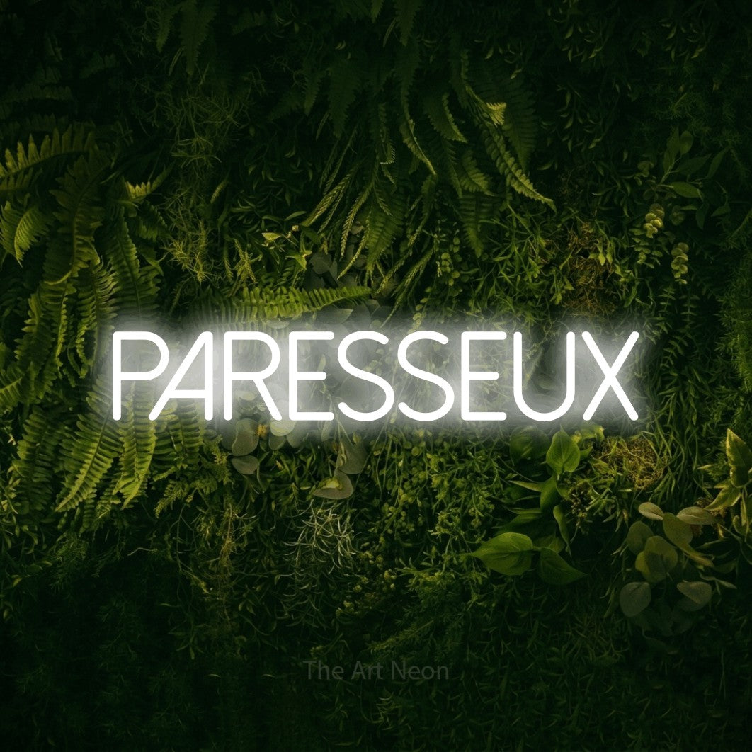 Aperçu d’une enseigne néon LED « Paresseux » en blanc froid, en lettres fines sans empattement, photographiée sur un fond sombre de mousse et de forêt, pour un décor inspiré de la nature.