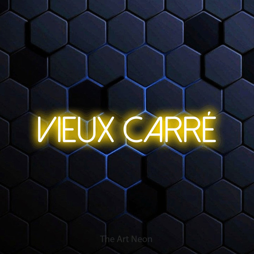 Décoration murale en néon LED « Vieux carré » en jaune, en lettres fines sans empattement, installée sur un motif alvéolé bleu foncé, pour un bar à la maison.