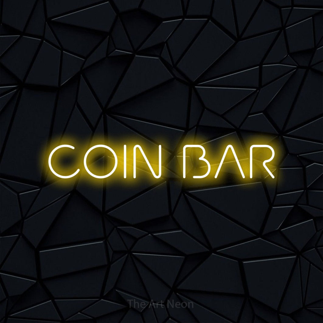 Lettrage en néon LED « Coin bar » en jaune, en lettres géométriques stylisées, présenté sur une surface polygonale noire, pour un bar à la maison.