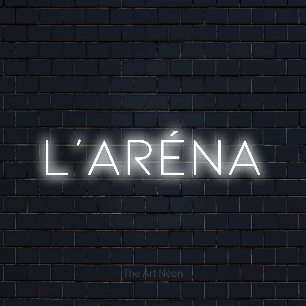 Composition en néon LED « L'aréna » en blanc froid, en lettres fines et espacées, mise en valeur sur un mur de briques bleu marine foncé, pour un décor de hockey.