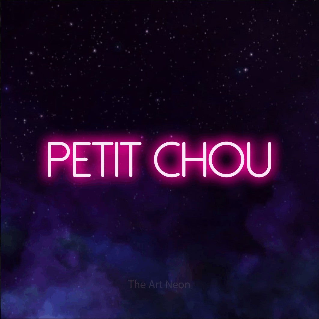 Néon LED « Petit chou » en rose vif, en lettres fines sans empattement, mis en scène sur une texture de galaxie violette, pour une chambre d’enfant.